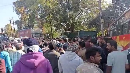 डिवाइडर पर चढ़ने के बाद बस ने कई फीट तक युवक को घसीटा, देखें वीडियो