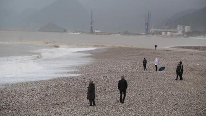 Antalya'nın dünyaca ünlü sahilinin rengi değişti! Kumsala turist değil, defineciler ve halk koştu