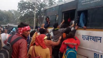 ट्रेन व बसों में जमकर रही यात्रियों की भीड़