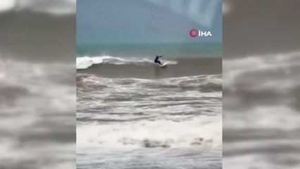 Dünyaca ünlü sahilin rengi değişti, tatilcilerin yerini defineciler aldı