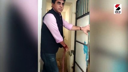 કામરેજમાં શિક્ષણમંત્રીએ પ્રાથમિક શાળાના શૌચાલયની જાતે સફાઇ કરી