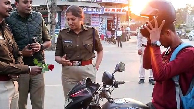 हेलमेट पहन कर दुपहिया वाहन चलाने वालों को पुलिस ने फूल देकर किया प्रत्साहित