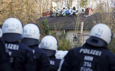 Lützerath köyündeki çevrecilerin büyük kısmı köyden tahliye edildi