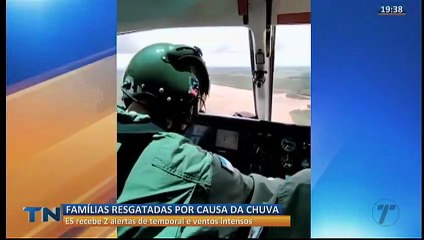 Helicóptero resgata famílias ilhadas pelas chuvas no interior do ES