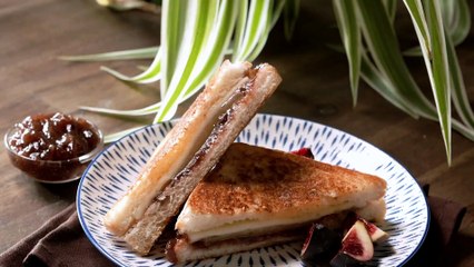 Sandwich caliente con mermelada de higos