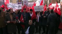 İsveç büyükelçiliği önünde protesto