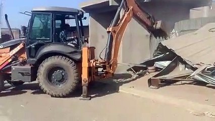Bulldozer on the illegal construction of the accused of nomination forgery