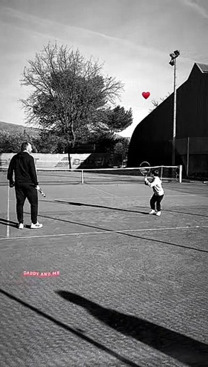 Tom, le fils de Mélanie Maudran et Thierry Ascione joue au tennis.