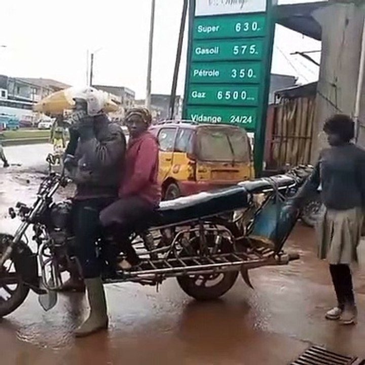 Une moto transformée en limousine