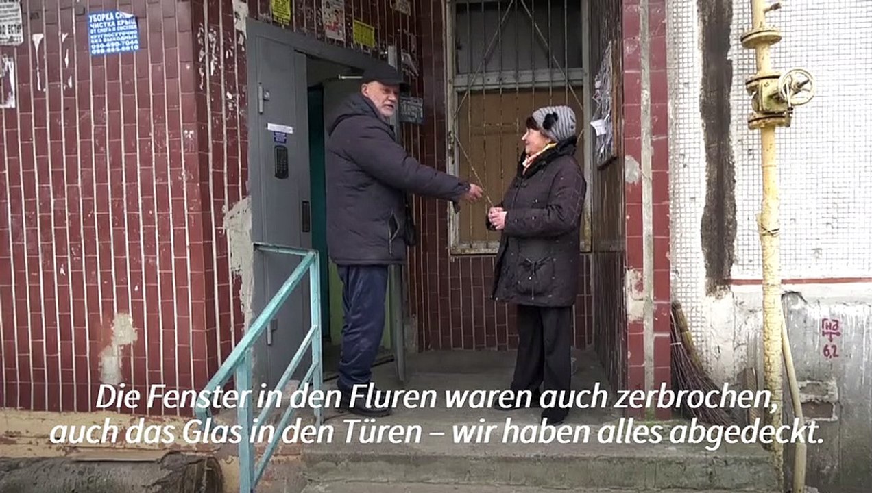 Gemeinsam gegen Kriegsschäden: Nachbarn in Charkiw packen an