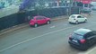 Vídeo mostra ladrões atirando paver em janela de carro e furtando carteira