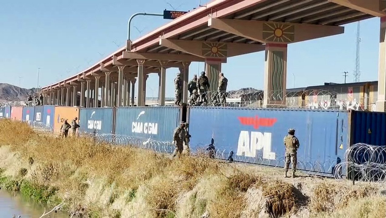 US national guards place barbed wire on border with Mexico
