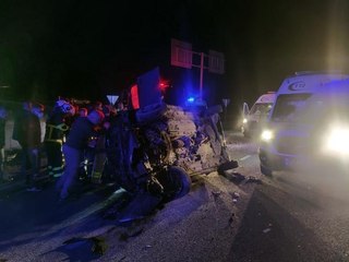 MARDİN'DE OTOMOBİLLER KAFA KAFAYA ÇARPIŞTI 4 YARALI