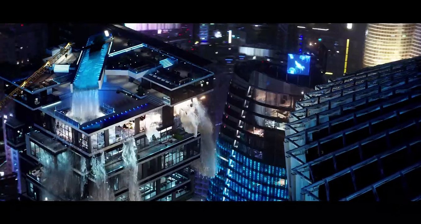 Bande-annonce de 6 Underground. Michael Bay accusé d'avoir tué un pigeon sur le tournage