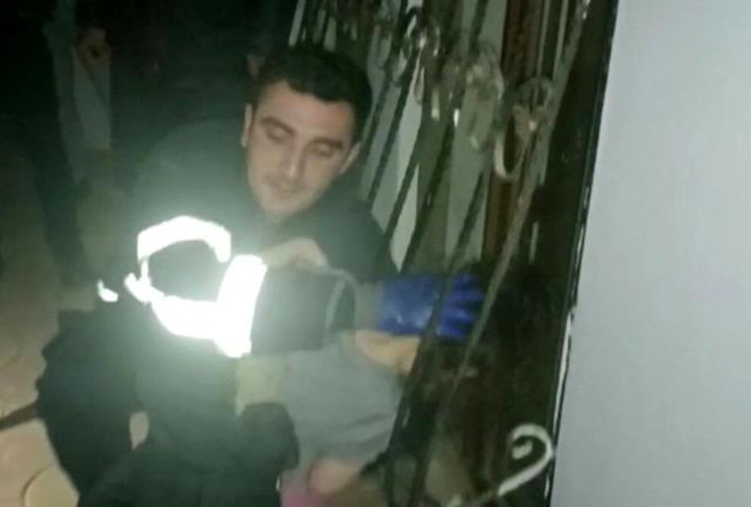 Pencerenin demirine sıkışan çocuğu itfaiye kurtardı