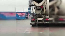 Ambulansa yol vermemek için yola beton döktü