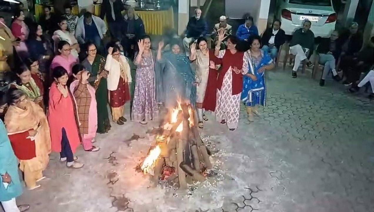 प्रदूषण फ्री लोहड़ी: गोबर की लकड़ी जलाकर दिया पेड बचाने का संदेश,