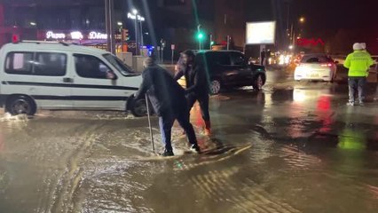 Descargar video: ŞEBEKE BORUSU PATLADI, CADDE GÖLE DÖNDÜ