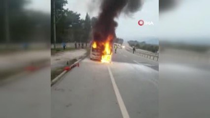 Kırkağaç'ta toplu taşıma otobüsü alev alev yandı