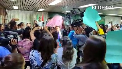 Un grupo de personas con pancartas y a gritos encaró a los asambleístas departamentales del MAS