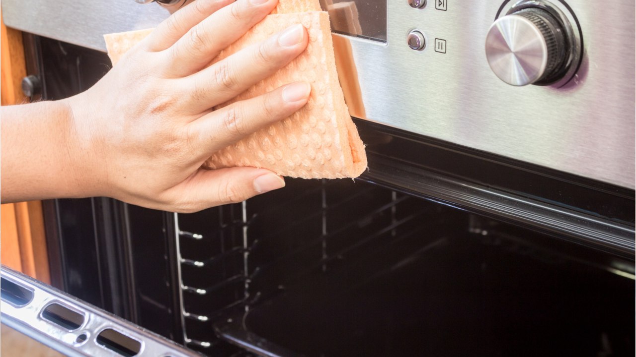 Putzmittel und Energie sparen: Den Backofen richtig reinigen