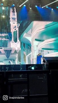 La chanteuse Jenifer frôle la chute sur scène en plein concert des Enfoirés à Lyon: Elle m'est tombée dessus - Regardez