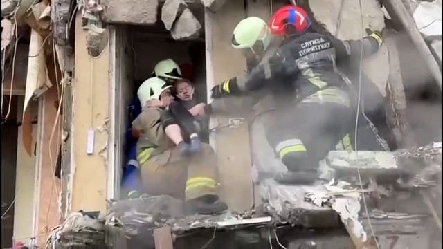 Ukraine : la recherche des survivants se poursuit après la frappe meurtrière de Dnipro