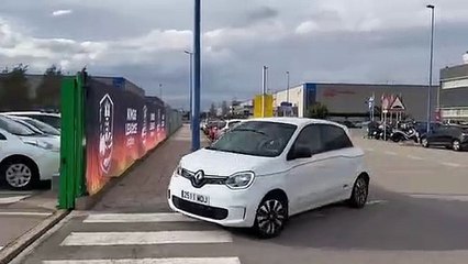 Piqué conduciendo un Twingo en respuesta a la canción de Shakira