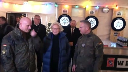 Dimite la ministra de Defensa de Alemania tras la polémica felicitación de Nochevieja