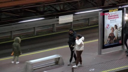 İSTANBUL-KÜÇÜKÇEKMECE'DE DURAKTAKİ YOLCU METROBÜSÜN ALTINDA KALARAK HAYATINI KAYBETTİ