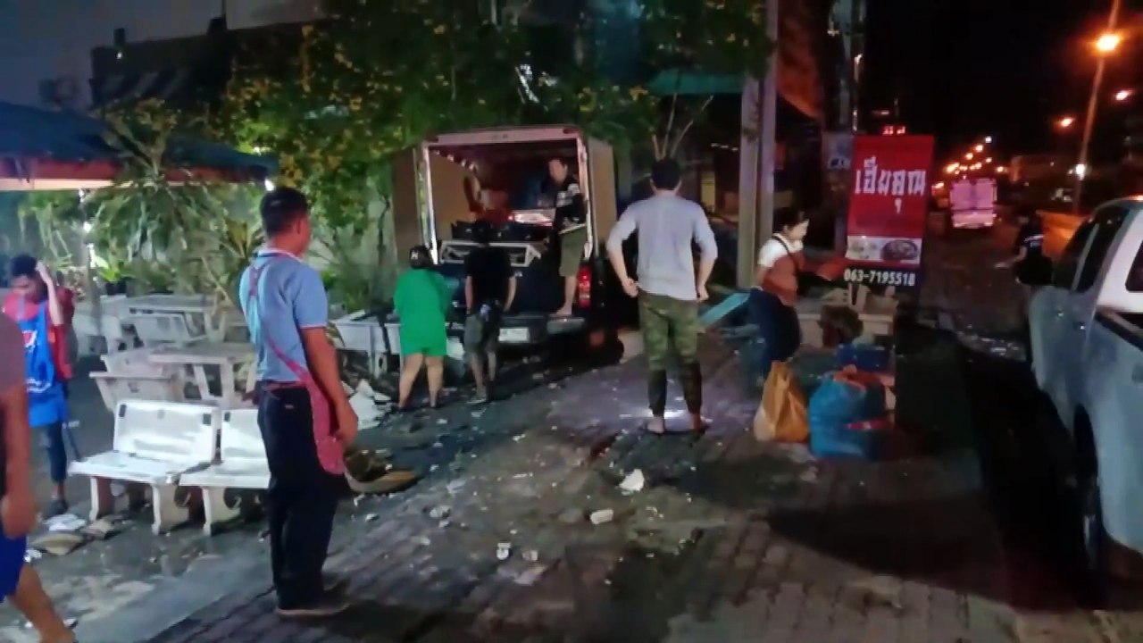 เก๋งเสียหลักชนรถข้างทาง ร้านข้าวต้ม บาดเจ็บ 5 ราย