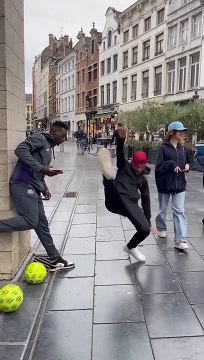 What a humiliation in front of his girlfriend#bruxelles #diallofreestyle#footballplayer