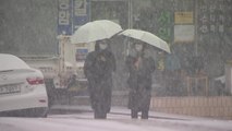 [날씨] 오늘 전국 눈비...영동엔 폭설, 산간 대설특보 / YTN