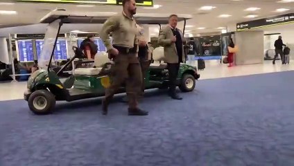 Anderson Torres é escoltado pela polícia antes de embarcar rumo ao Brasil