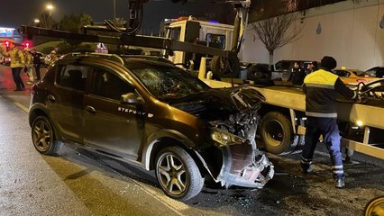Maltepe'de minibüse çarpan otomobildeki 4 kişi yaralandı