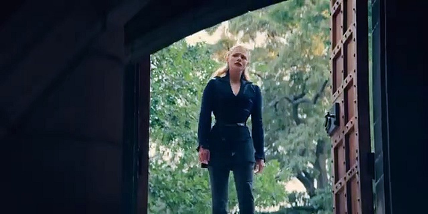 Chloë Grace Moretz - The Peripheral Ending Fight Scene                                 Chloë Grace Moretz - La scène de combat de fin périphérique