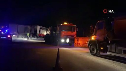 Tır devrildi, Adana-Ankara Otoyolu ulaşıma kapandı