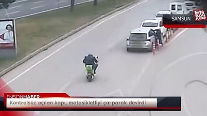 Samsun'da kontrolsüz açılan kapı, motosikletliyi çarparak devirdi