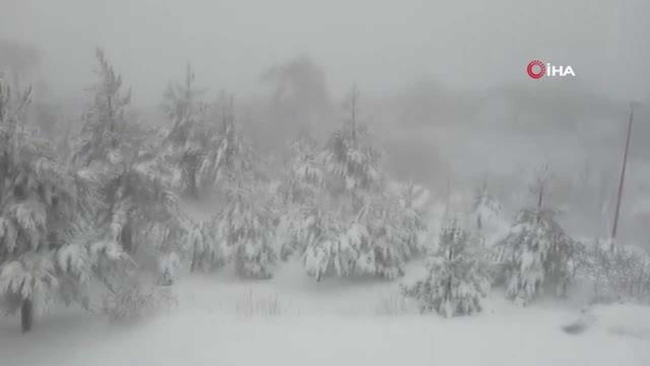 Ulus Dağı'na yağan kar vatandaşları zirvede buluşturdu