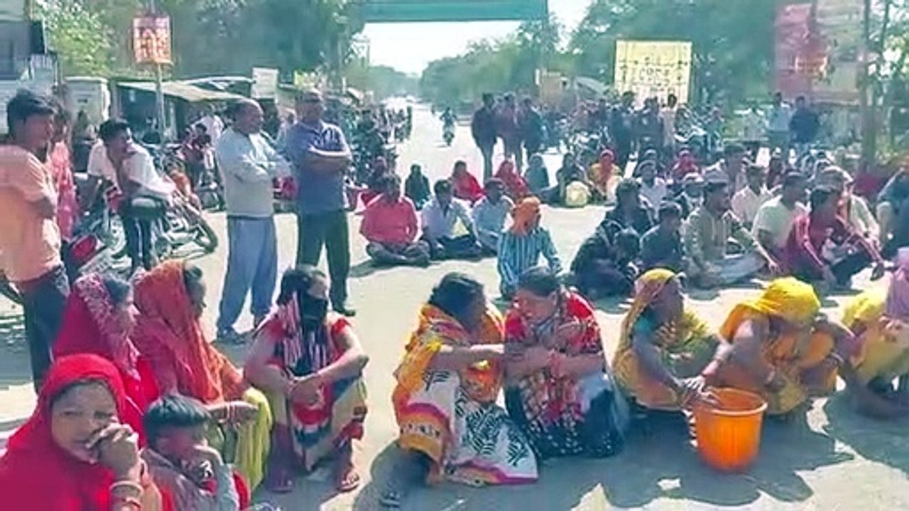 एक सप्ताह से मोटर खराब, पानी नहीं मिलने से नाराज लोगों ने सड़क पर लगाया जाम