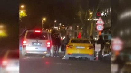 Öfkeli grubun taksi sürücüsünü darp ettikleri anlar kamerada