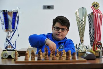 KIRTASİYEDEN ALINAN TAKIMLA SATRANÇ ÖĞRENİP, DÜNYA ŞAMPİYONU OLDU