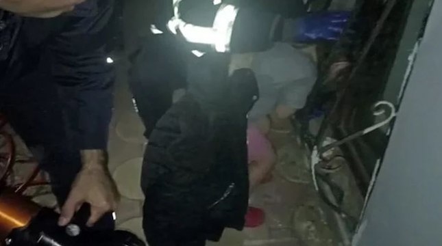 Başı korkuluk demirlerinin arasına sıkışan çocuğu itfaiye kurtardı