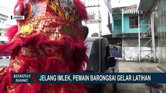 Jelang Perayaan Imlek 2023, Rombongan Pemain Barongsai Gelar Latihan Keliling Kota