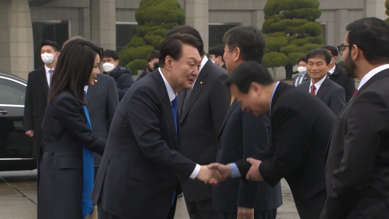 尹, '새해 첫 순방' UAE로 출발...세일즈 외교 초점 / YTN