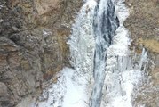 Susuz Şelalesi'nin büyük bölümü buzla kaplandı