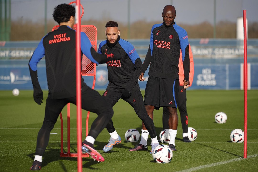 Replay : ⚽️ 15 minutes d'entraînement avant Stade rennais FC - Paris Saint-Germain