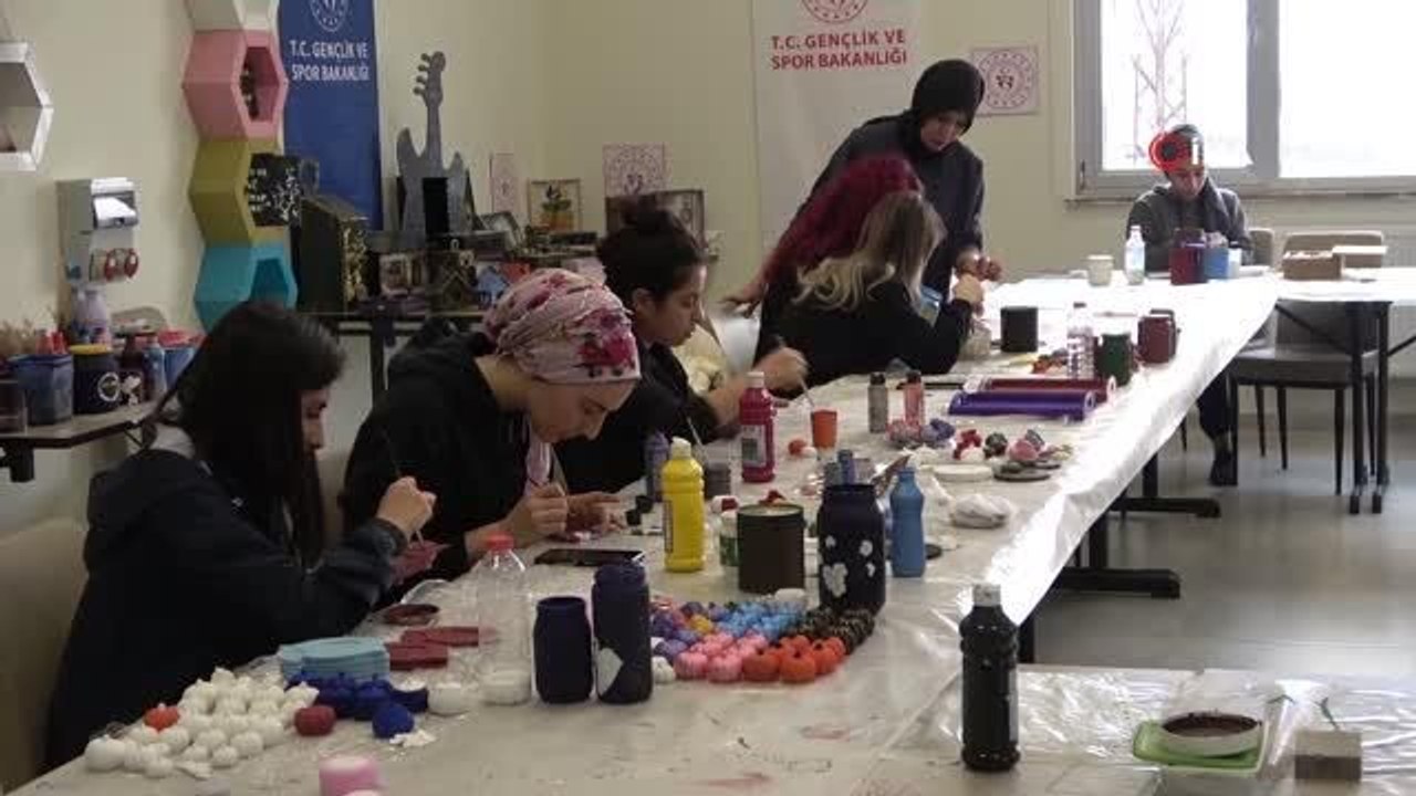 Öğrenciler, atık malzemeleri geri dönüştürerek hayat veriyor