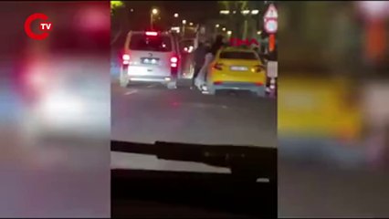 Beyoğlu'nda dehşet anları: Taksiciye sopayla saldırdılar!