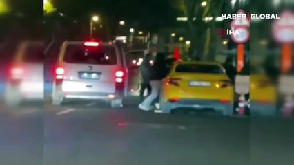 Kabataş’ta bir grup taksiciye sopalarla saldırdı! İşte o anlar